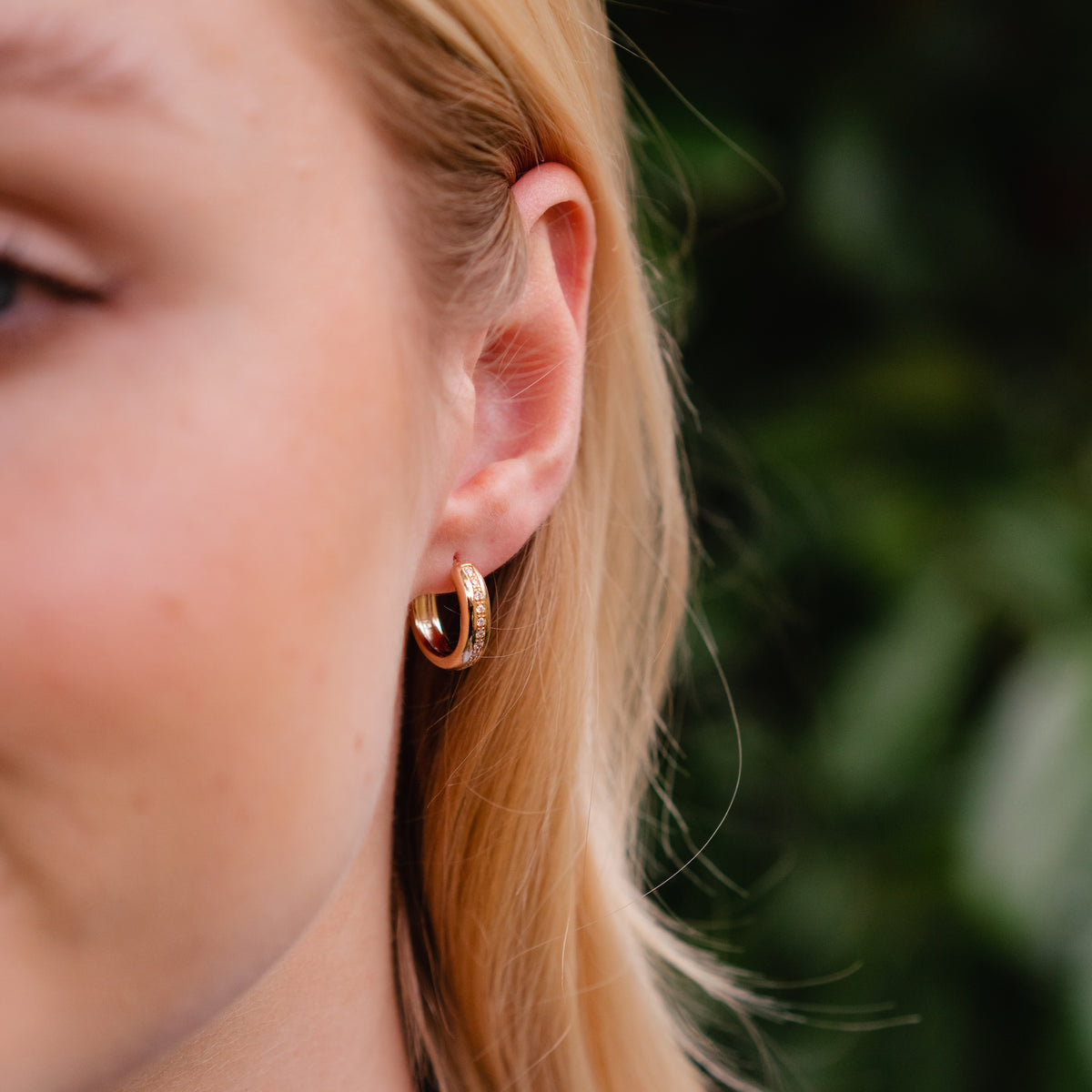Burren Jewellery 18k gold plate lonely city small hoop earrings model