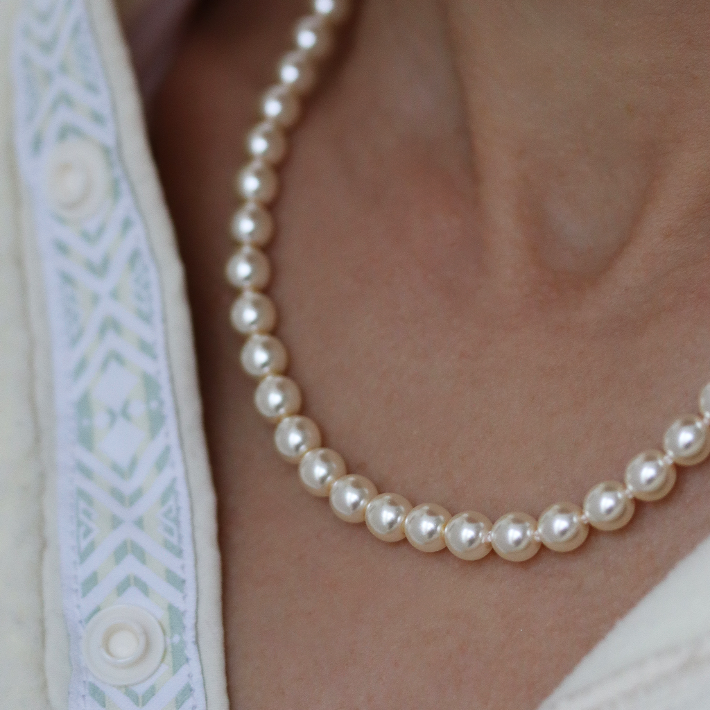 Burren Jewellery 18k pearl necklace with clasp grace model