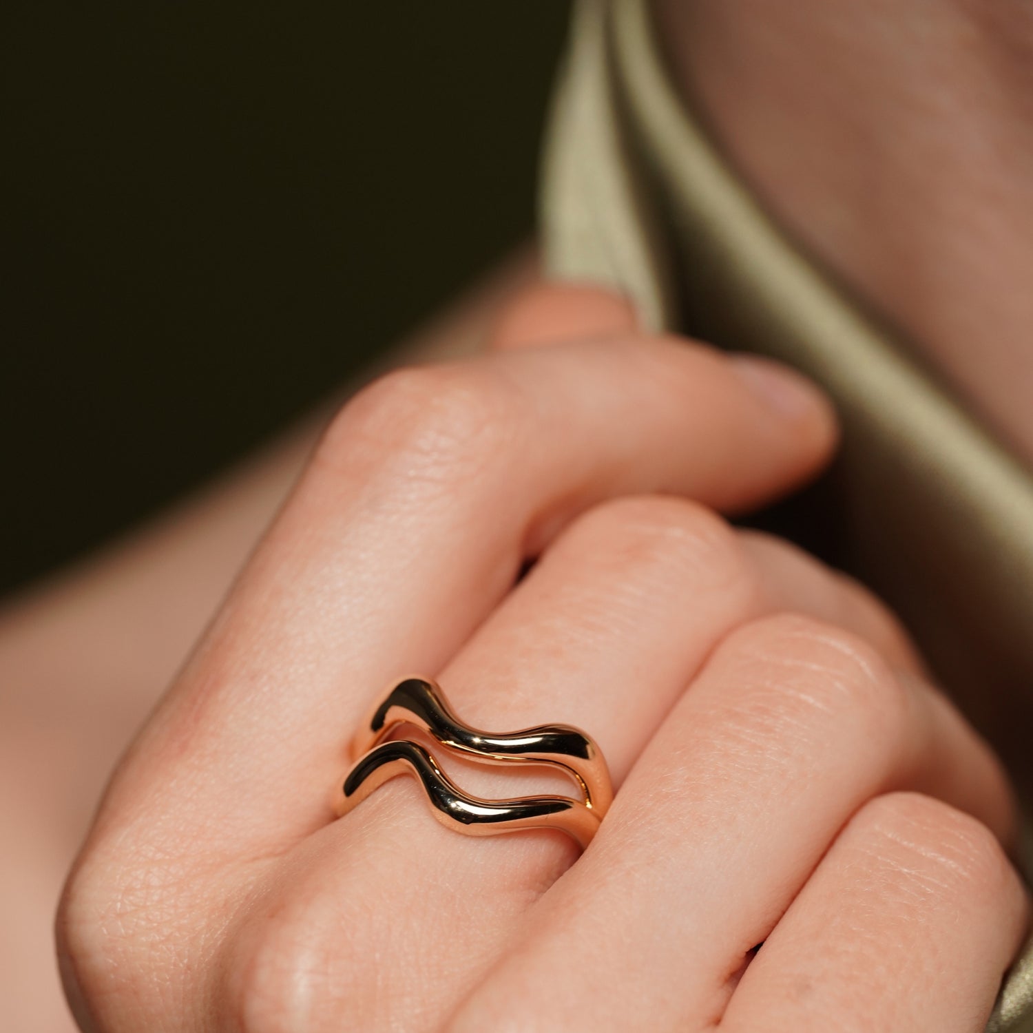 Model wearing the Sweet Peach gold plated wave ring, close up on the finger