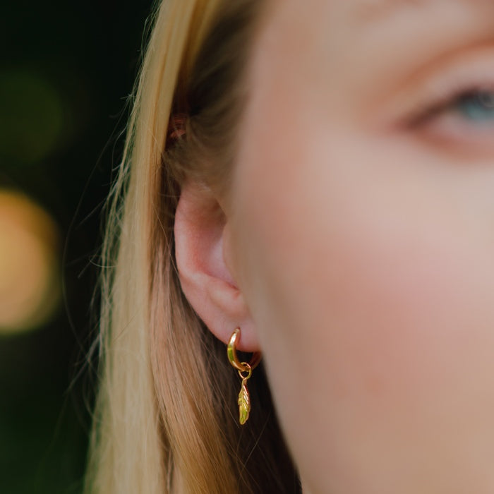Burren Jewellery 18k gold blowing in the wind earrings model